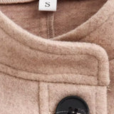 Kort uldfrakke med opretstående krave