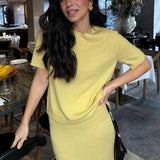 Minimalistisk striknederdel og kortærmet nederdelsæt