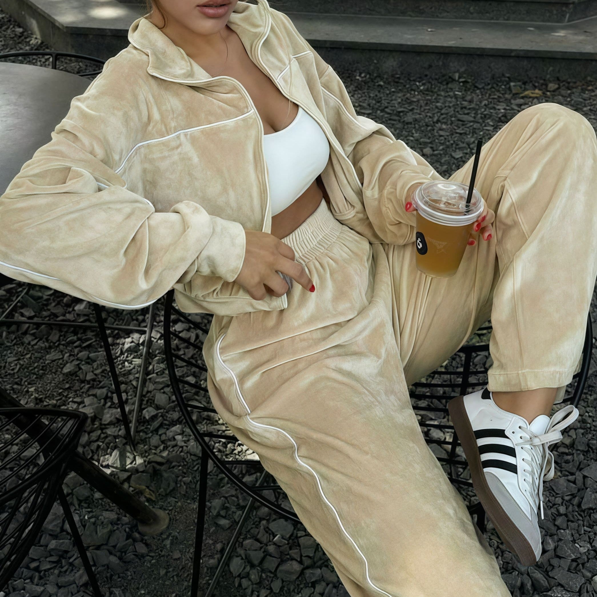 Todelt sæt med lange ærmer, en atletisk fløjlskrave og lynlåslukning.