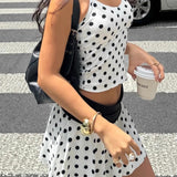 Todelt sæt med korte nederdele med polkaprikker