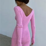 Rygløs midikjole med lange ærmer og V-hals i ribstrik, efterår-vinter