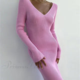 Rygløs midikjole med lange ærmer og V-hals i ribstrik, efterår-vinter