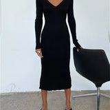 Rygløs midikjole med lange ærmer og V-hals i ribstrik, efterår-vinter