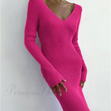 Rygløs midikjole med lange ærmer og V-hals i ribstrik, efterår-vinter