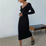 Rygløs midikjole med lange ærmer og V-hals i ribstrik, efterår-vinter