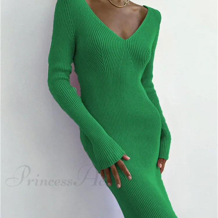 Rygløs midikjole med lange ærmer og V-hals i ribstrik, efterår-vinter