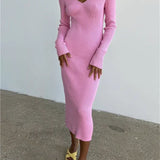 Rygløs midikjole med lange ærmer og V-hals i ribstrik, efterår-vinter