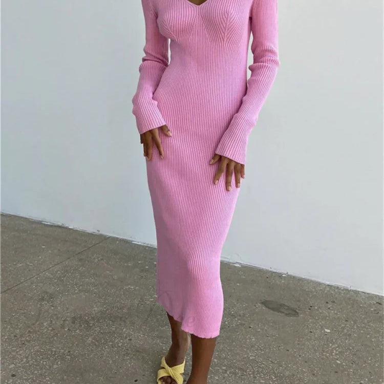 Rygløs midikjole med lange ærmer og V-hals i ribstrik, efterår-vinter