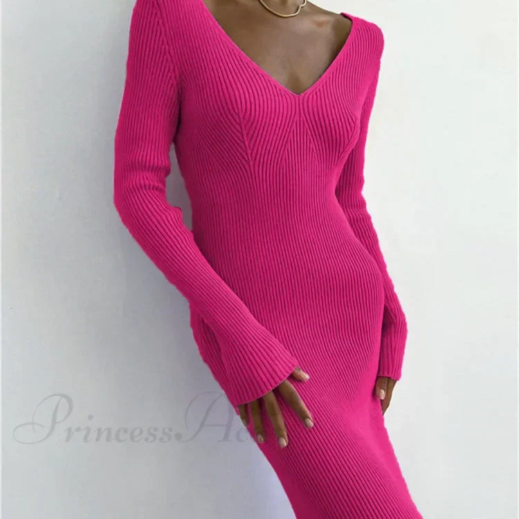 Rygløs midikjole med lange ærmer og V-hals i ribstrik, efterår-vinter