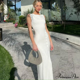 Elegant ensfarvet sommer-midikjole, ærmeløs, slids og knapper, i strik, med lange ærmer og knapper.