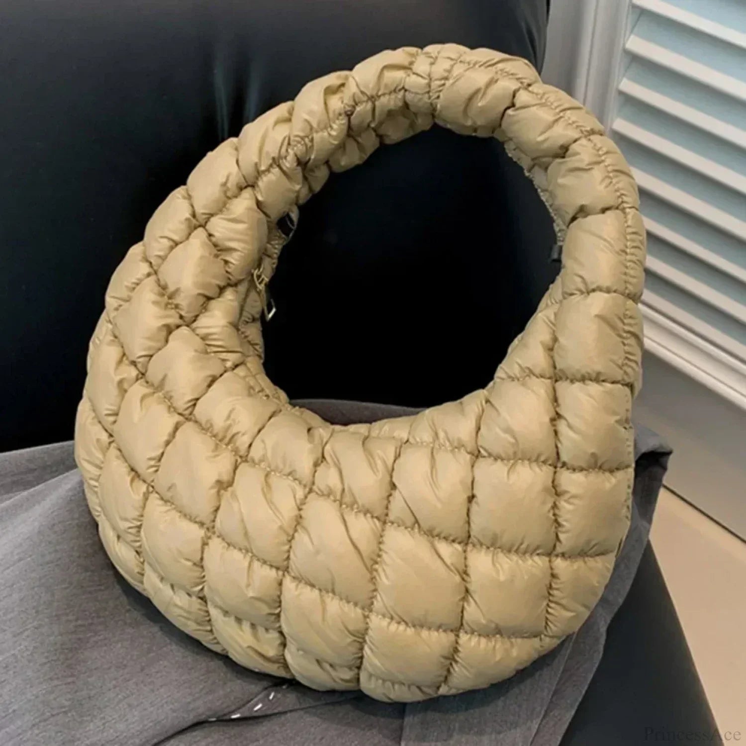 Quiltet håndtaske med plisseret skulderrem i sky-stil