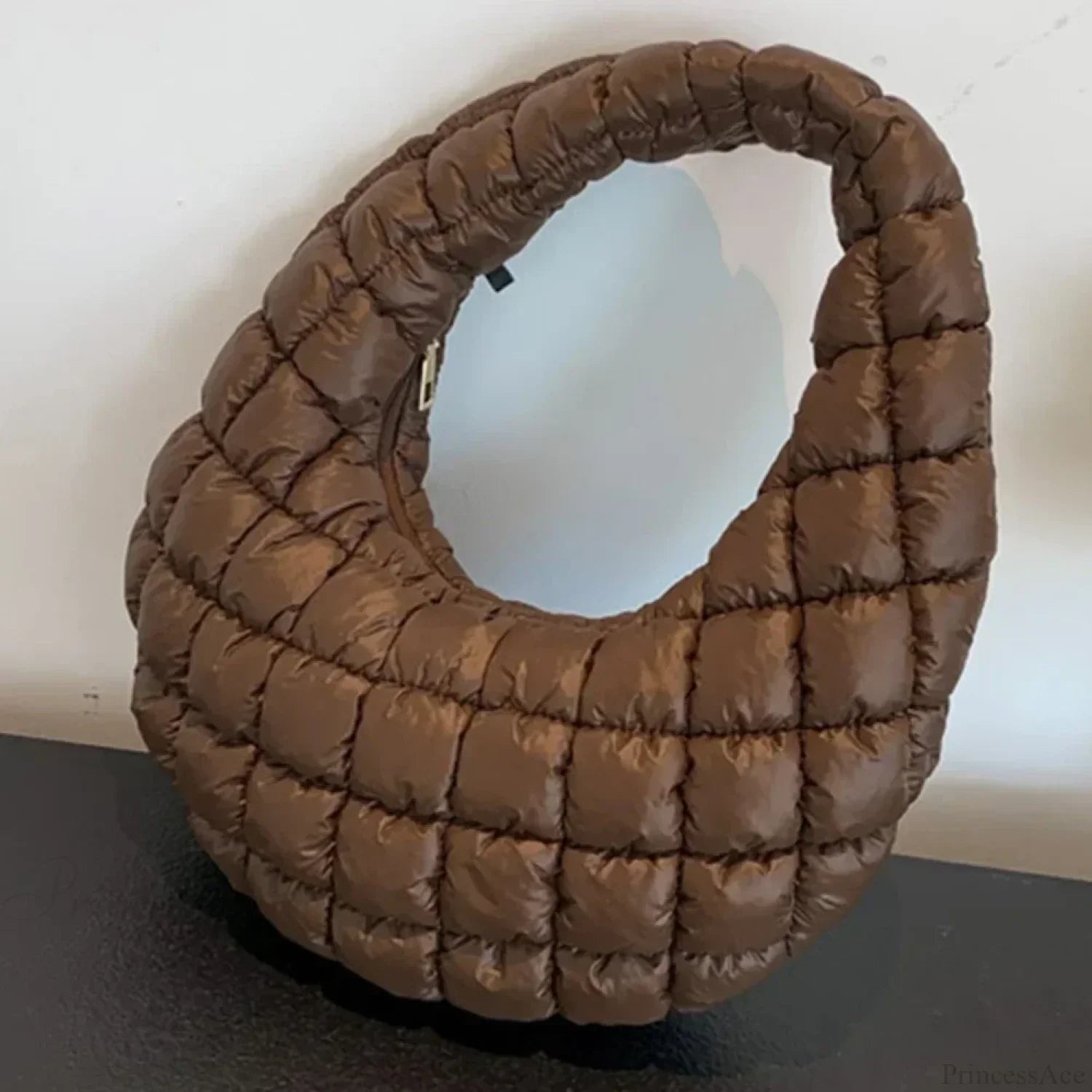 Quiltet håndtaske med plisseret skulderrem i sky-stil