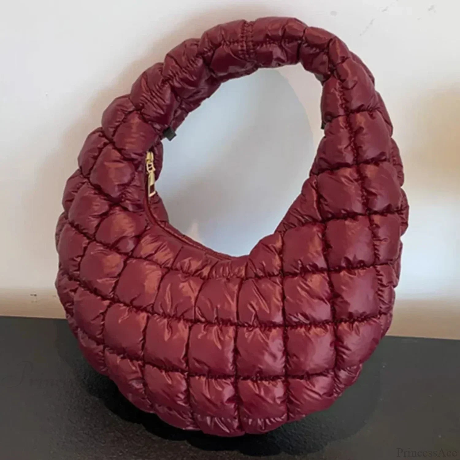 Quiltet håndtaske med plisseret skulderrem i sky-stil