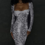 Elegant, chik, sofistikeret, trendy og forførende midikjole, moderigtig og eksotisk