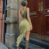 Sexet asymmetrisk midikjole med pailletteret print og flæser, åben ryg og off-shoulder design, udsmykket med et glitrende print og...