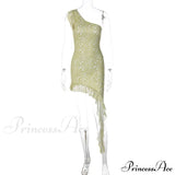 Sexet asymmetrisk midikjole med pailletteret print og flæser, åben ryg og off-shoulder design, udsmykket med et glitrende print og...