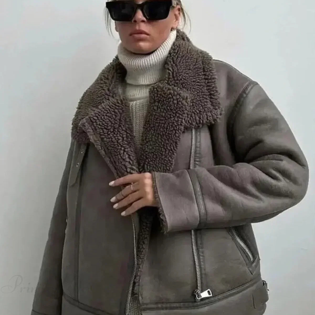 Afslappet frakke med lange ærmer og revers i kunstpels