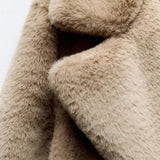 Varm frakke med lange ærmer og revers i kunstpels