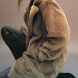 Varm frakke med lange ærmer og revers i kunstpels