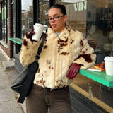 Varm og luftig imiteret pelsfrakke med leopardprint