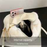 Plys skuldertaske i imiteret pels med rynkede hanke