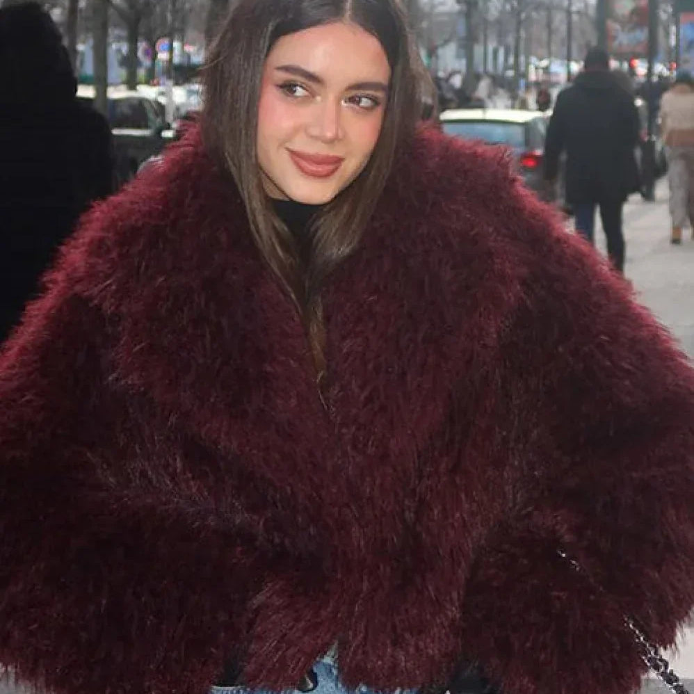 Kort vest i kunstpels og lammeskind