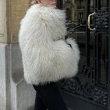 Kort vest i kunstpels og lammeskind