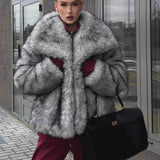 Chic og afslappet kort frakke i sølvfarvet imiteret rævepels