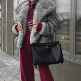 Chic og afslappet kort frakke i sølvfarvet imiteret rævepels