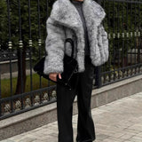 Chic og afslappet kort frakke i sølvfarvet imiteret rævepels