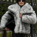 Chic og afslappet kort frakke i sølvfarvet imiteret rævepels