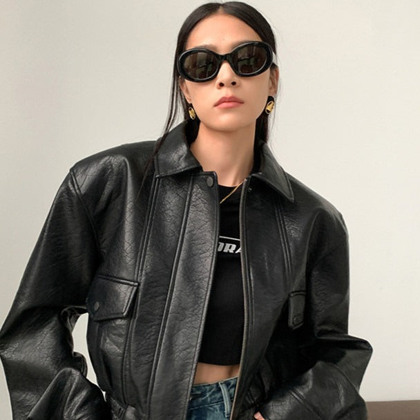 Kort PU-læderjakke med hakkede reverser