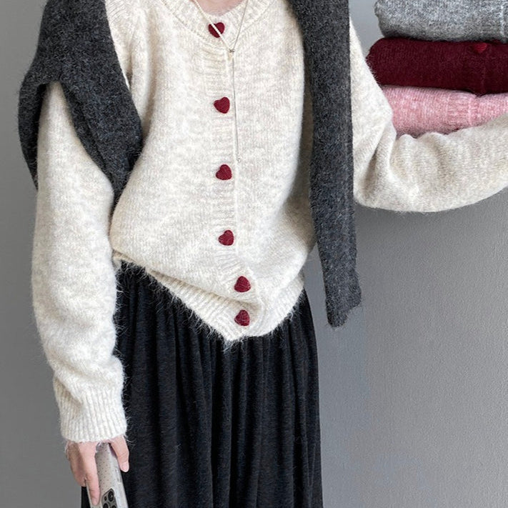 Oversized cardigan med hjerteformede knapper og rund hals
