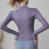 Elegant og tætsiddende langærmet jakke til yoga, pilates og løb.