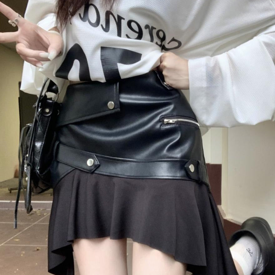 Asymmetrisk trapeznederdel med flæser i PU-kunstlæder