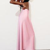 Højtaljet, tætsiddende lige midi-nederdel i satin