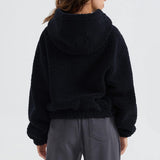 Kort jakke med lynlås og en blød hætte