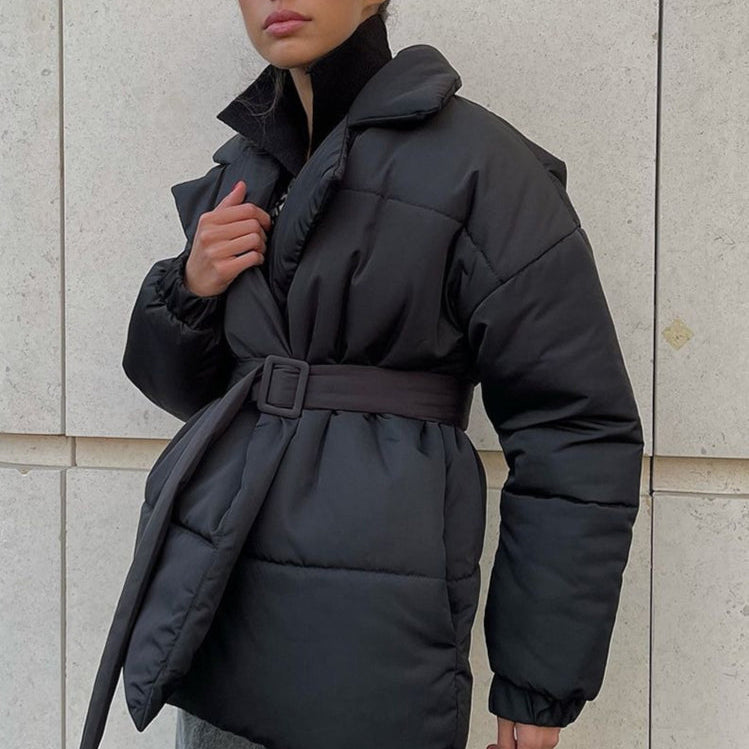 Tætsiddende vinterfrakke med revers og bælte