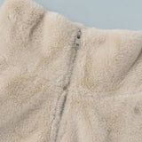 Kort jakke i imiteret pels med opretstående krave