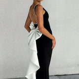 Elegant aftenkjole med sløjfe og tætsiddende snit