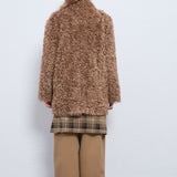 Varm, ensfarvet frakke med hakkrave og knapper