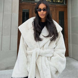 Frakke med hætte og bælte i imiteret pels