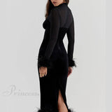 Elegant feminin midikjole med fjer, høj talje og smal pasform, udsmykket med mesh-paneler.