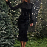 Elegant feminin midikjole med fjer, høj talje og smal pasform, udsmykket med mesh-paneler.