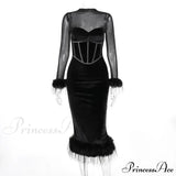 Elegant feminin midikjole med fjer, høj talje og smal pasform, udsmykket med mesh-paneler.