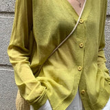 Let strikket vest med V-hals