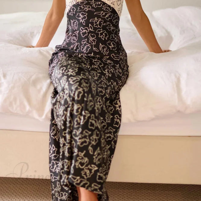 Kjole med blomsterprint, V-hals, kontrastdetaljer og snørebånd i ryggen