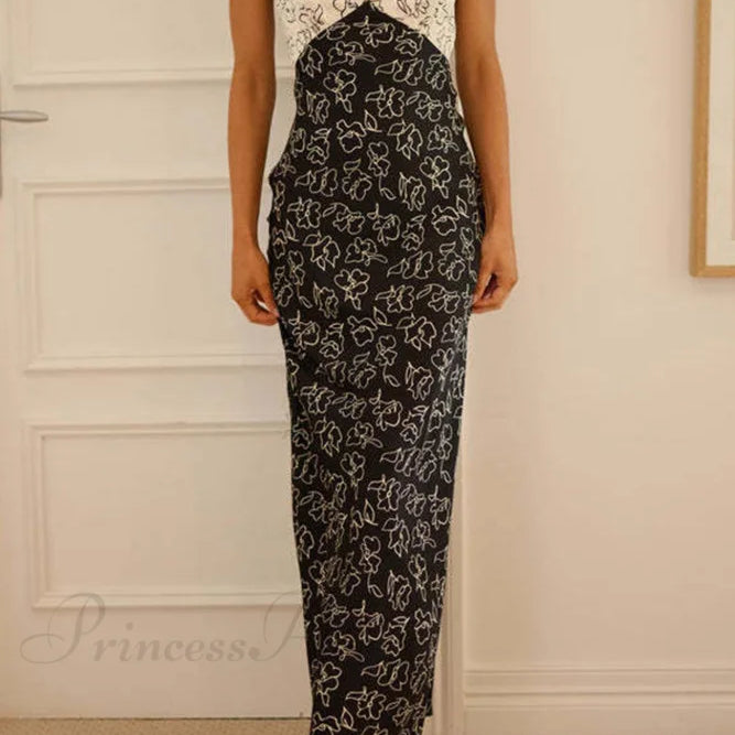 Kjole med blomsterprint, V-hals, kontrastdetaljer og snørebånd i ryggen