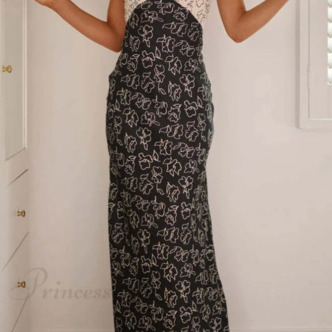 Kjole med blomsterprint, V-hals, kontrastdetaljer og snørebånd i ryggen