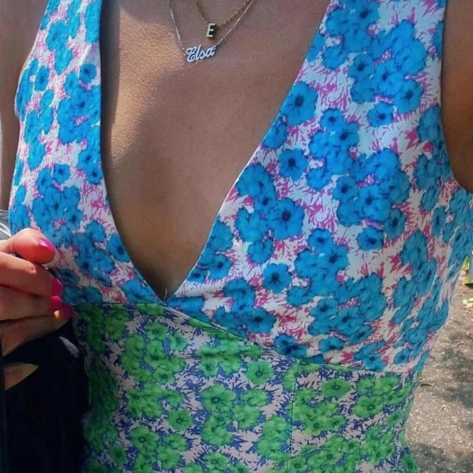 Kjole med blomsterprint, V-hals, kontrastdetaljer og snørebånd i ryggen